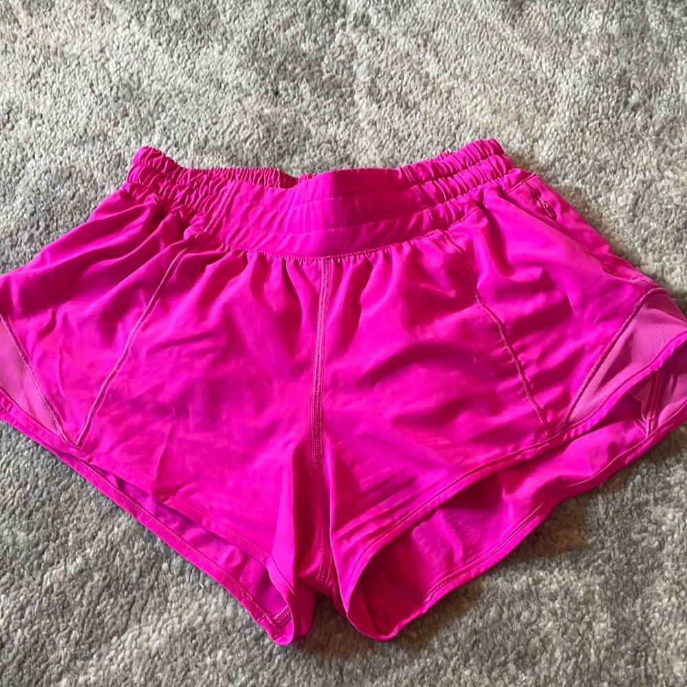 lululemon SONIC PINK hotty hot short 2.5”